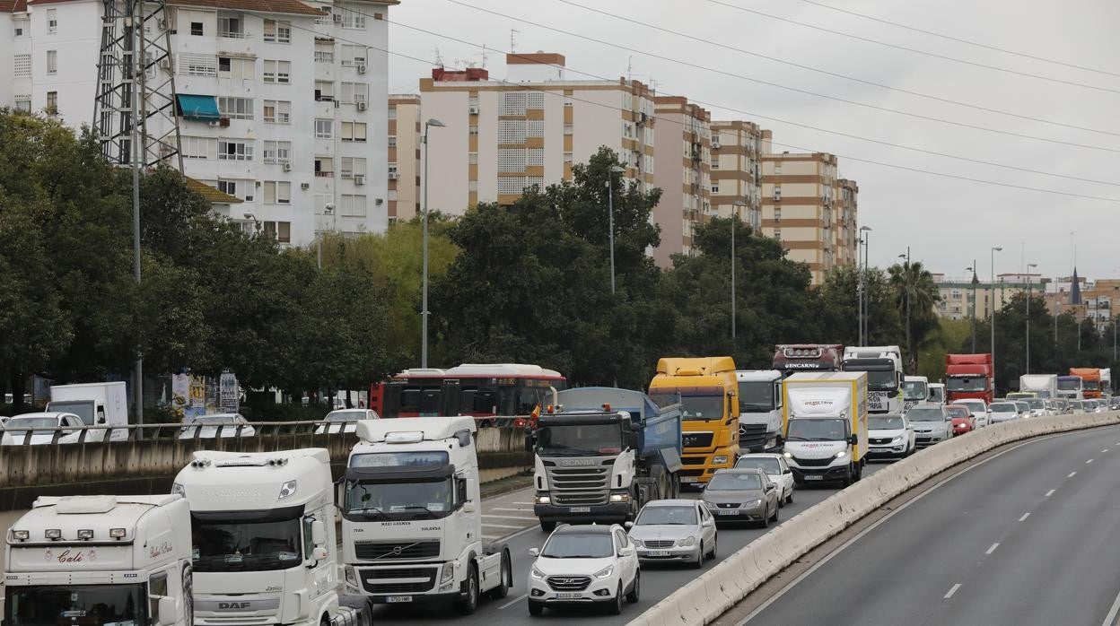 Caravana de camiones en Seviilla en protesta por el precio de los carburantes