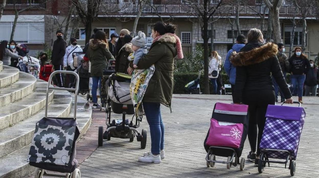 Cientos de personas acuden a las llamadas colas del hambre en la Fundación Madrina