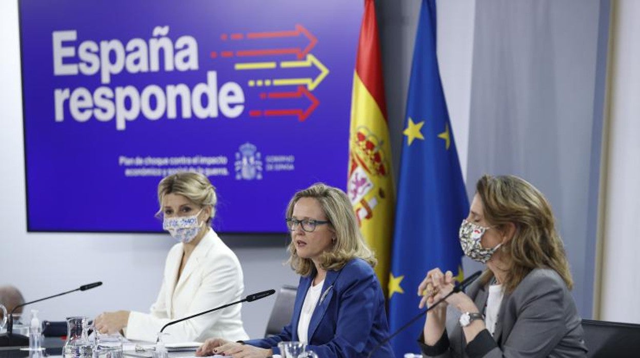 (De izda a dcha) La vicepresidenta segunda y ministra de Trabajo, Yolanda Díaz; la vicepresidenta segunda y ministra de Asuntos Económicos, Nadia Calviño, y la vicepresidenta tercera y ministra para la Transición Ecológica, Teresa Ribera