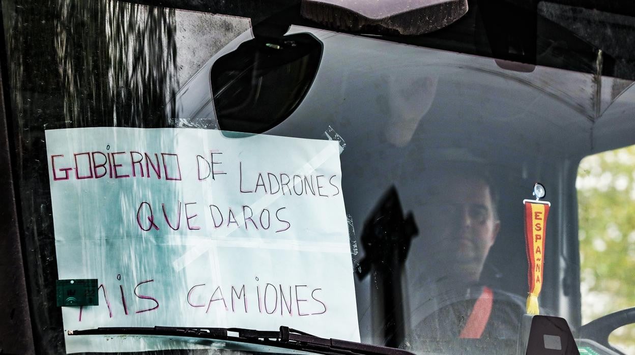 Un camionero muestra su protesta durante una caravana lenta de transportistas en Sevilla