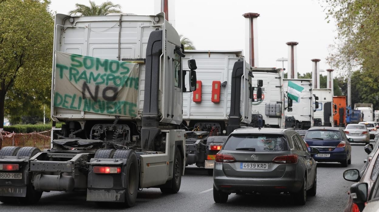 Camiones de transportistas reclamando ayudas para el gasoil