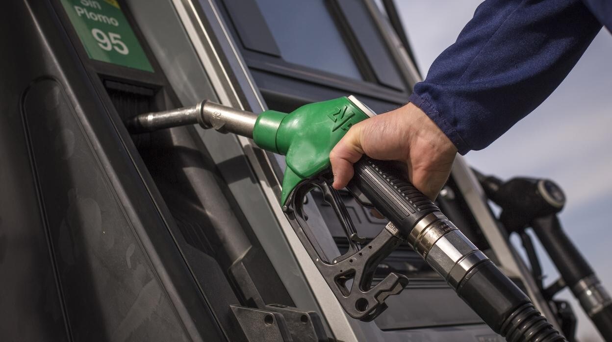 La rebaja de veinte céntimos de los carburantes entrará en vigor este viernes