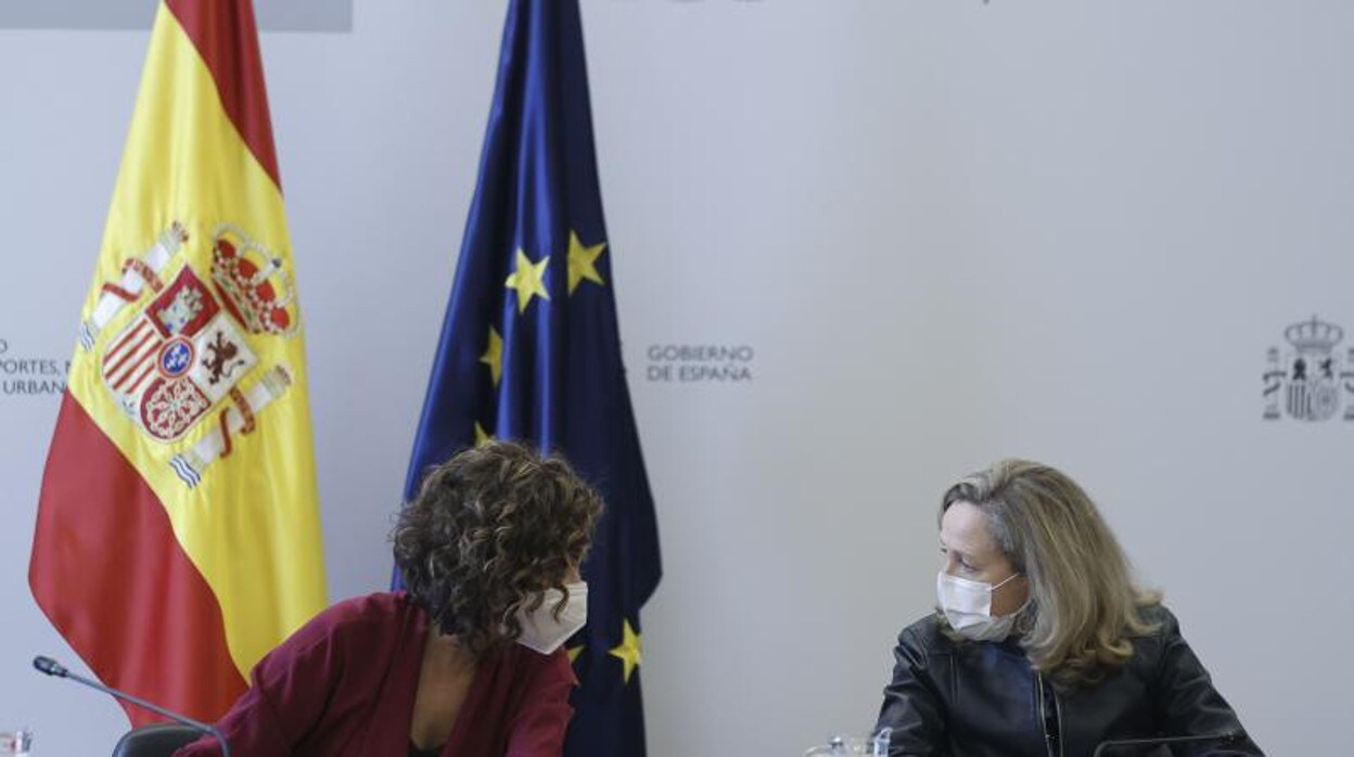 La ministra de Hacienda, María Jesús Montero, charla con la vicepresidenta Nadia Calviño