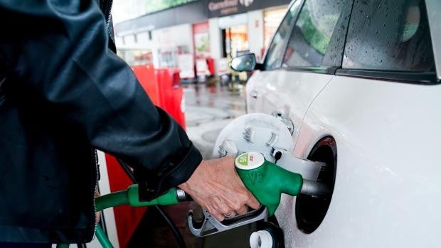 El precio del gasóleo supera al de la gasolina por primera vez y marca un máximo histórico