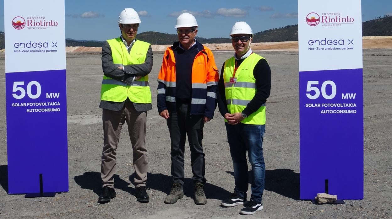 El director general de Atalaya Mining, Enrique Delgado, y el director general de Endesa X, Davide Ciciliato, junto al director general de Endesa en Andalucía, Extremadura, Ceuta y Melilla, Rafael Sánchez Durán