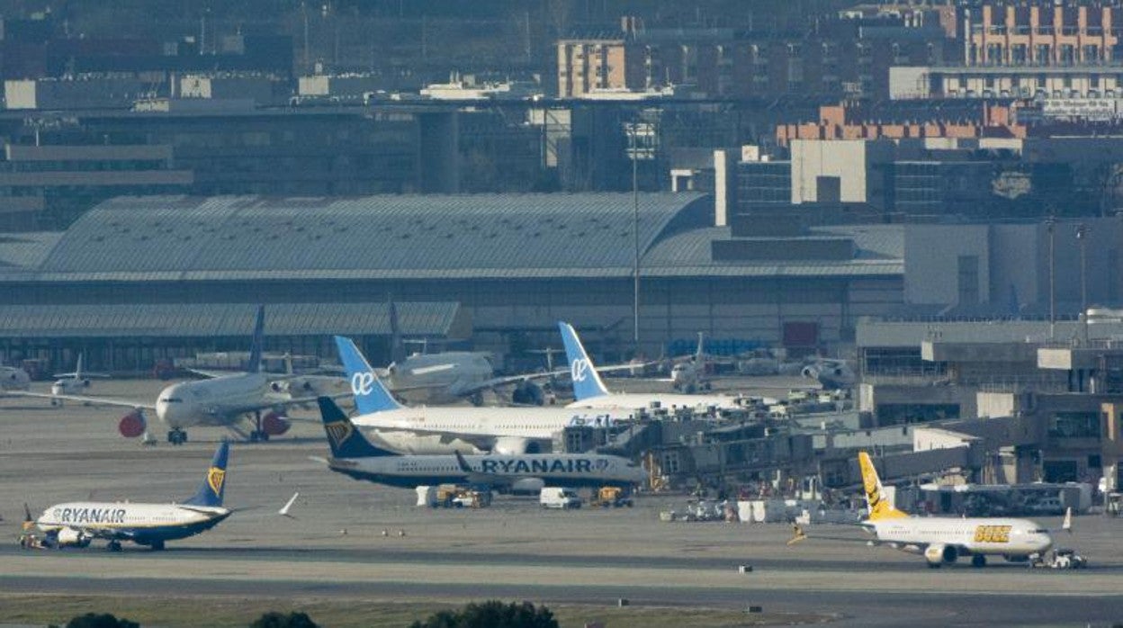 El número de viajeros de avión y AVE se triplican en febrero tras la fase más aguda de Ómicron