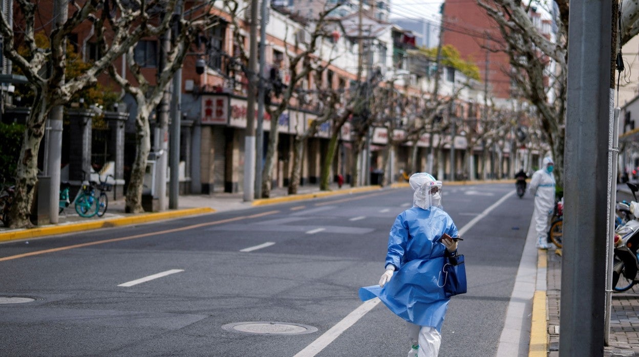 Imagen de una de las calles de Shanghái en pleno confinamiento