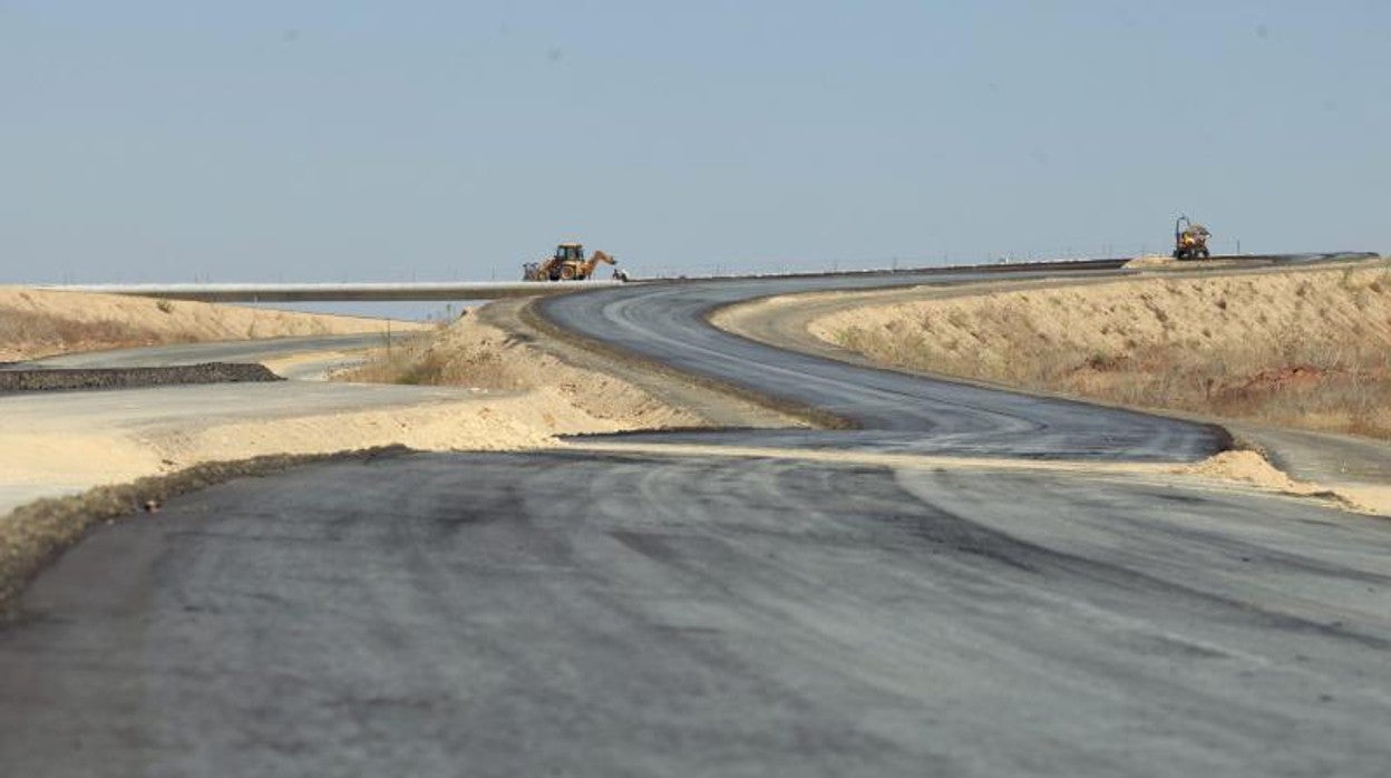 Un tramo de obras en una carretera de Sevilla