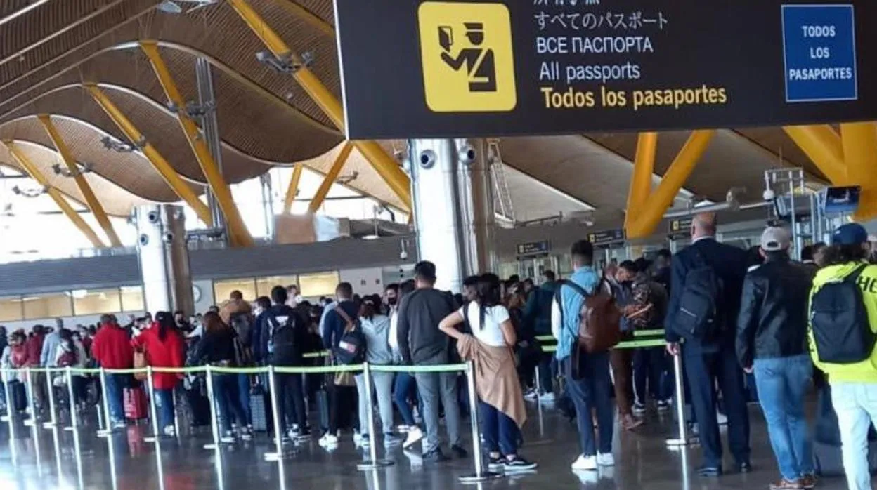 Colas en el control de pasaportes del aeropuerto de Adolfo Suárez-Madrid Barajas