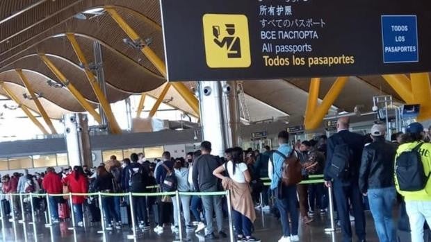 El caos en los controles de Barajas deja en tierra a 3.000 pasajeros durante la Semana Santa