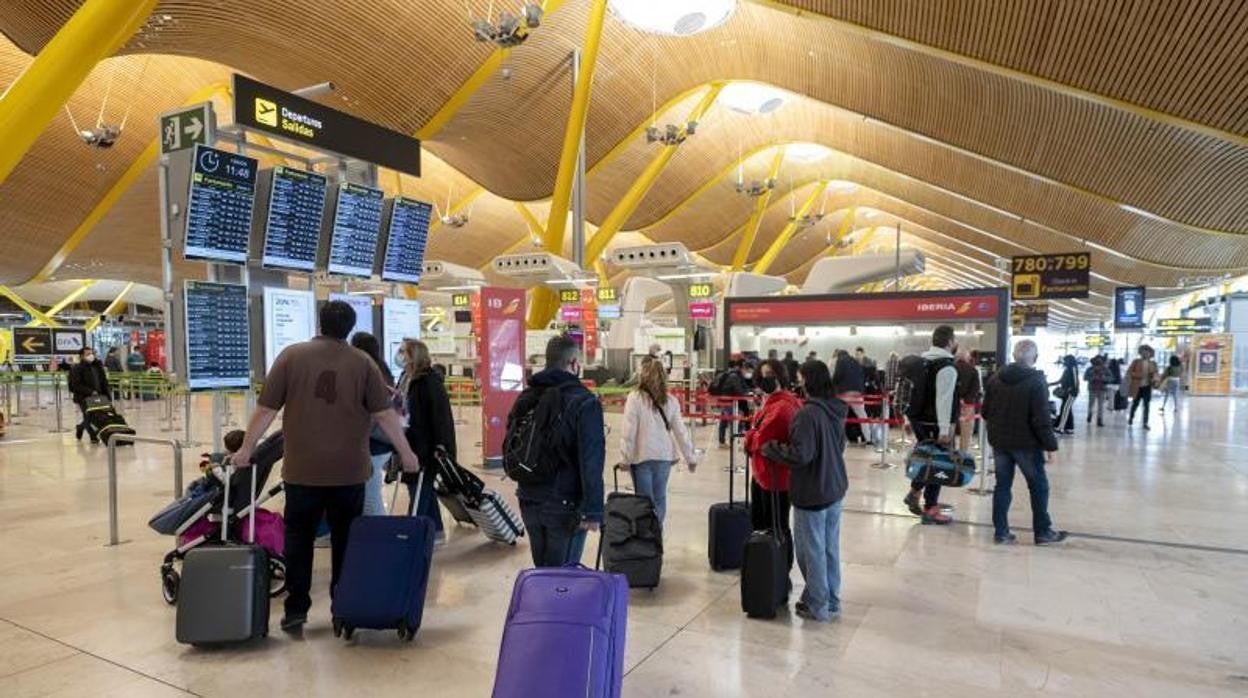 Viajeros con maletas en la terminal T-4 en el Aeropuerto Adolfo Suárez Madrid-Barajas la semana pasada