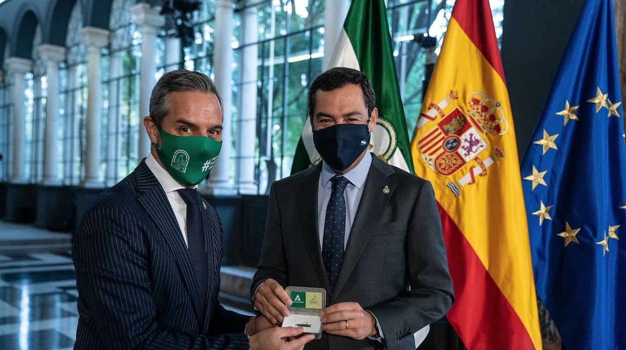 El presidente de la Junta de Andalucía, Juanma Moreno, junto al consejero de Hacienda y Financiación Europea, Juan Bravo, en la presentación de los presupuestos de AndalucíaEFE