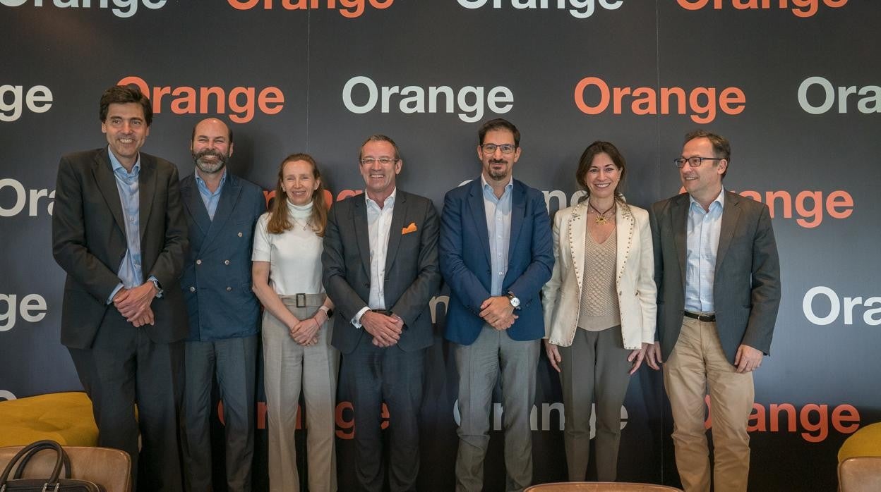 Jean François Fallacher, CEO de Orange España (cuarto por la izquierda) junto al resto de la dirección de la teleco