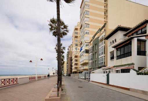 El chalet, a la derecha, frente a la playa de La Victoria