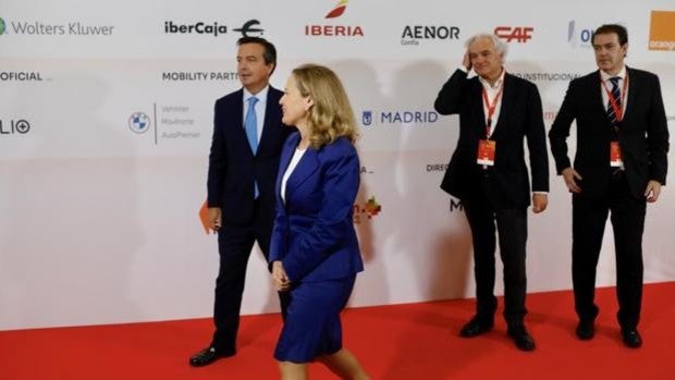 Calviño rechaza posar para una foto con empresarios en la que era la única mujer