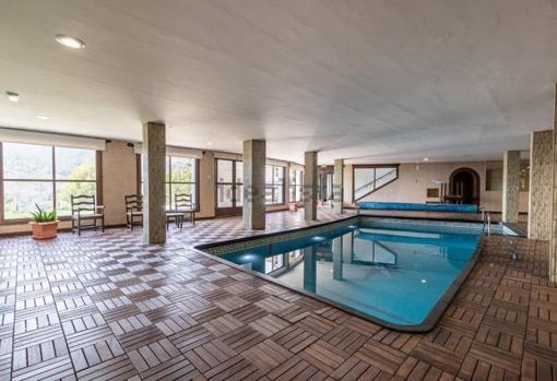 Piscina interior con jacuzzi