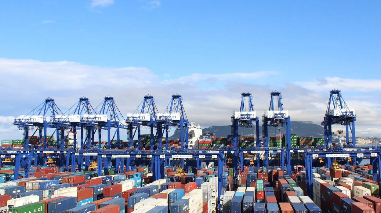 Contenedores de exportación en un puerto andaluz