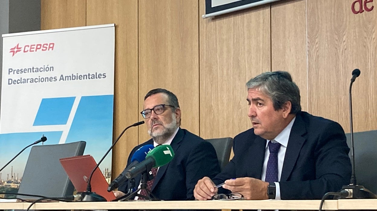 Alfonso Huerta y Antonio García, responsables de protección ambiental de Cepsa en Huelva.