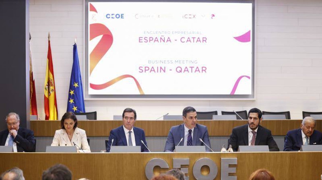 Antnoio Garamendi (3º izq) y Pedro Sánches (4º izq) durante el acto inaugural del foro empresarial España-Catar