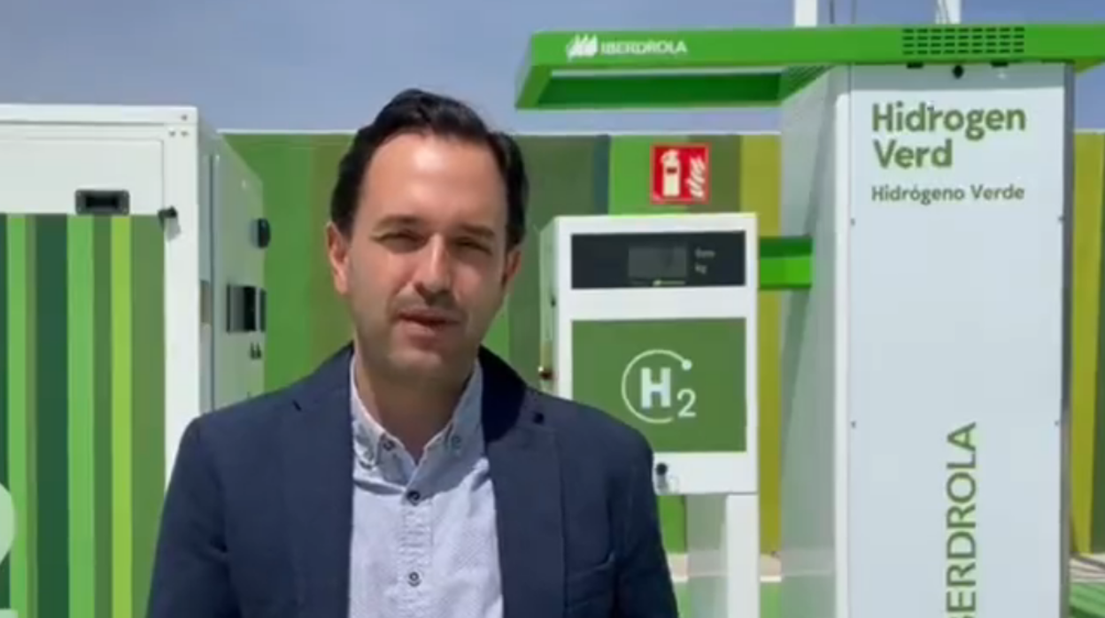 El ministro, durante su visita a la hidrogenera de Iberdrola en la Zona Franca de Barcelona