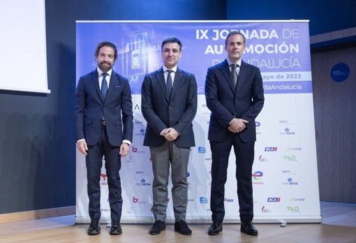 Eduardo Pérez-Serrera Rodríguez, presidente de Fecoan; Cristobal Sánchez, secretario general de Industria de la Junta de Andalucía y Gerardo Pérez, presidente de Faconauto.