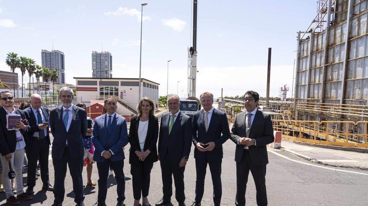 Teresa Ribera y, a su izquierda, el presidente canario, Ángel Víctor Torres, y el CEO de Cepsa, Maarten Wetselaar