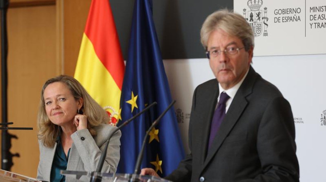 Nadia Calviño junto al comisario europeo Paolo Gentiloni