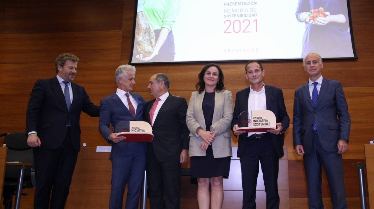 María López Sanchís, directora general de Calidad Ambiental y Cambio Climático, y Vicente Martín González, presidente de Grupo MAS, presideieorn la entrega de galardones