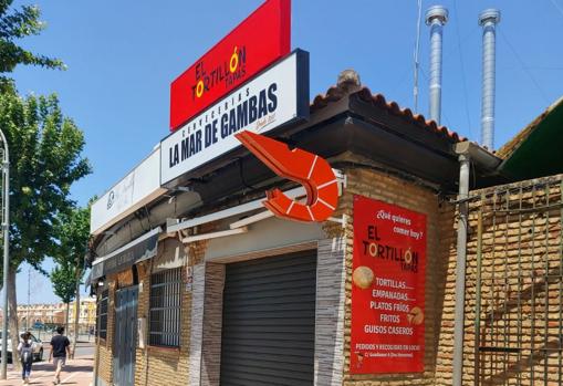 Fachada de un local de Dos Hermanas donde ya operan juntas las dos enseñas