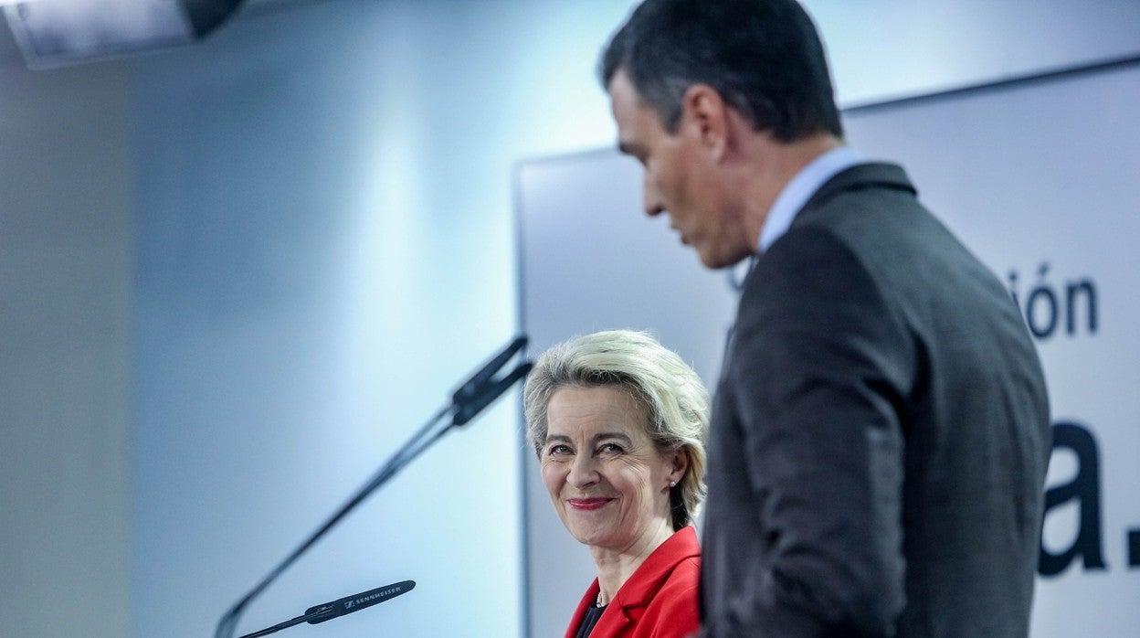 La presidenta de la Comisión Europea, Ursula von der Leyen, y el presidente del Gobierno, Pedro Sánchez