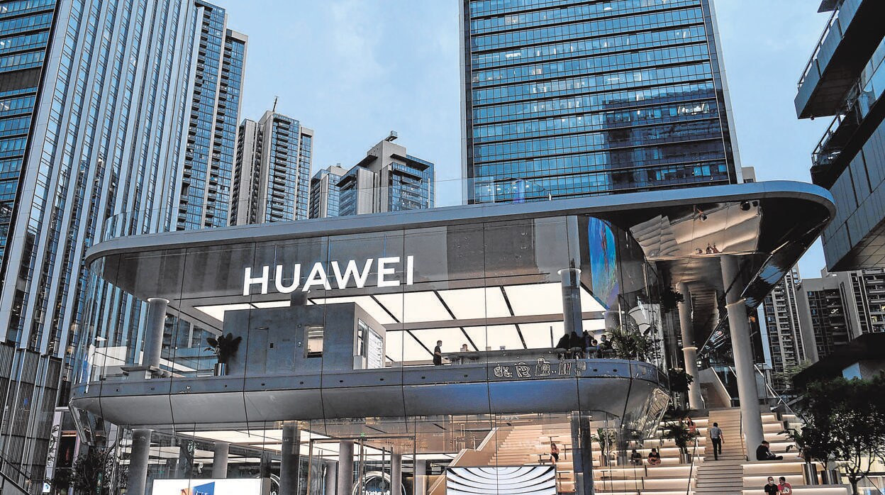 Para desvincularse del régimen chino, el CEO de Huawei, Ren Zhengfei, asegura que la compañía es propiedad de sus 131.507 empleados/accionistas. En la imagen un ‘flagship’ de la firma en Shenzhen