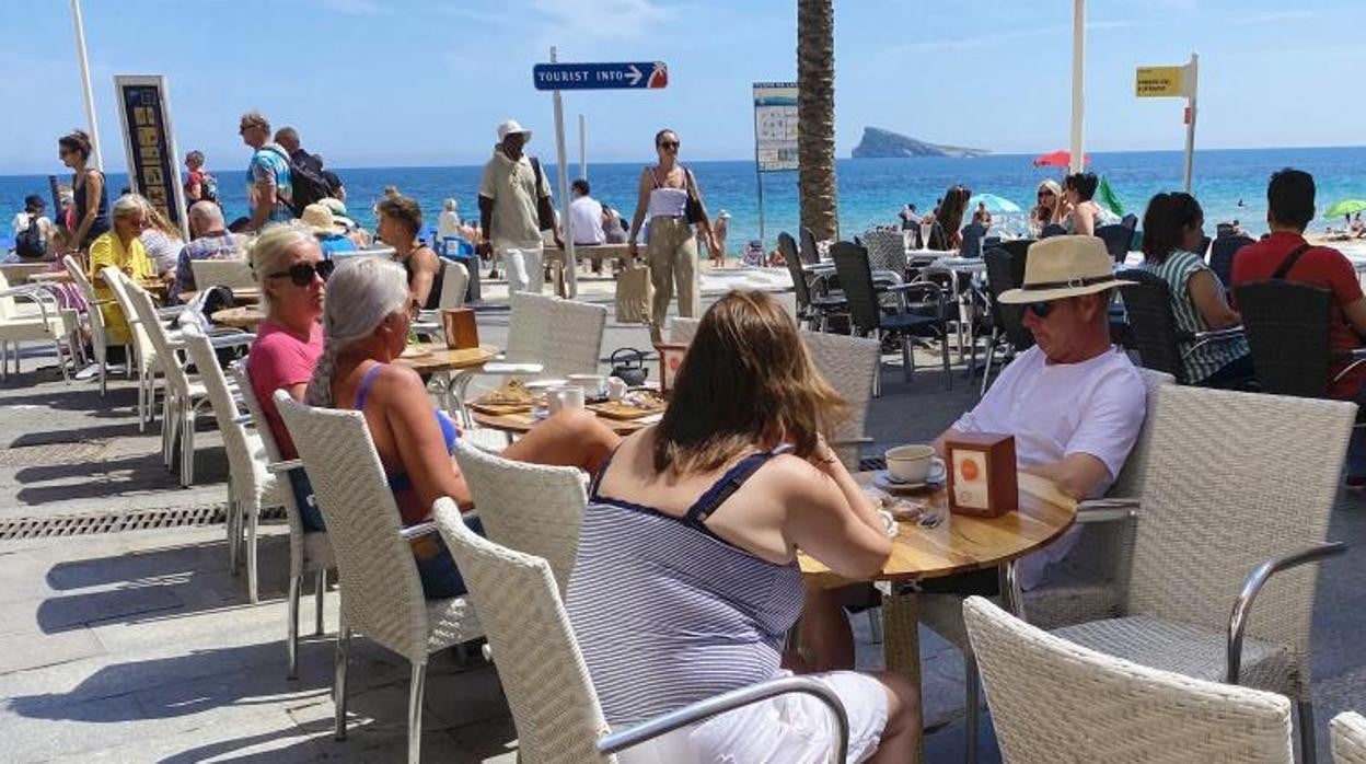 Turistas británicos y alemanes en Benidorm