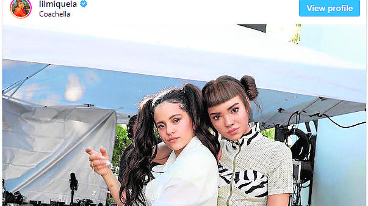 Lil Miquela con la cantante Rosalía