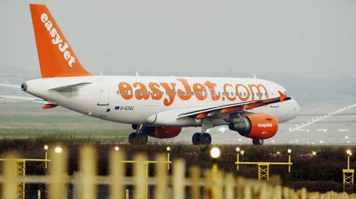 Avión de la aerolínea EasyJet despegando del aeropuerto londinense de Garwick