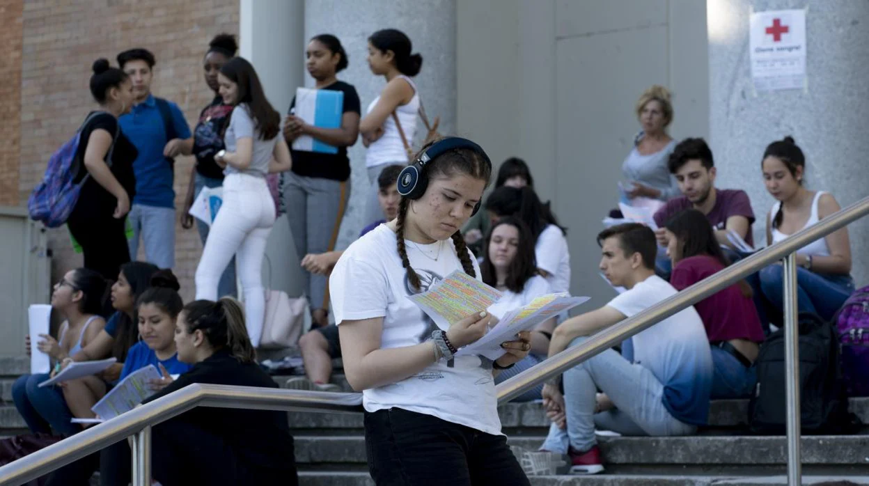 El 33% de los alumnos españoles deja sin finalizar el grado en el que se matriculó. Un 21% abandona la universidad definitivamente y el resto cambia de estudios