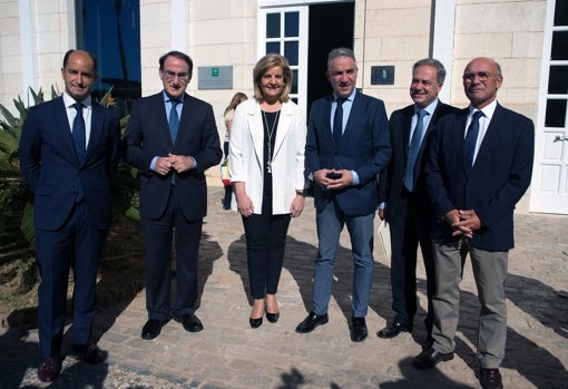 Juan Pablo Riesgo (socio responsable de EY Insights), Javier González de Lara (presidente de la Confederación de Empresarios de Andalucía), Fátima Báñez (presidenta del Instituto EY-Sagardoy Talento e Innovación), Elías Bendodo (consejero de la Presidencia, Administración Pública e Interior de la Junta de Andalucía), Martín Godino (socio director de Sagardoy Abogados) y Carlos Rubio (presidente de la Autoridad Portuaria de Málaga)