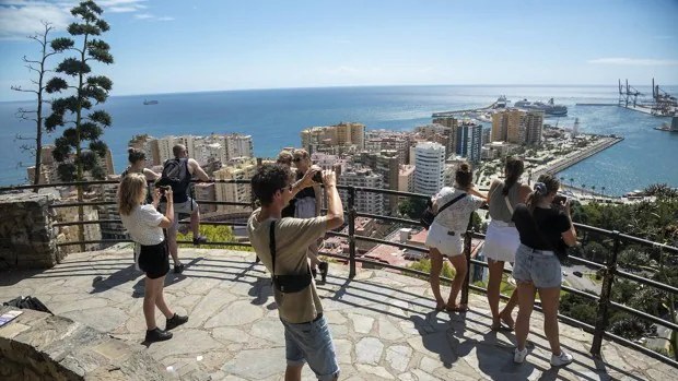 Andalucía recibe 907.596 turistas en abril, diez veces más que hace un año
