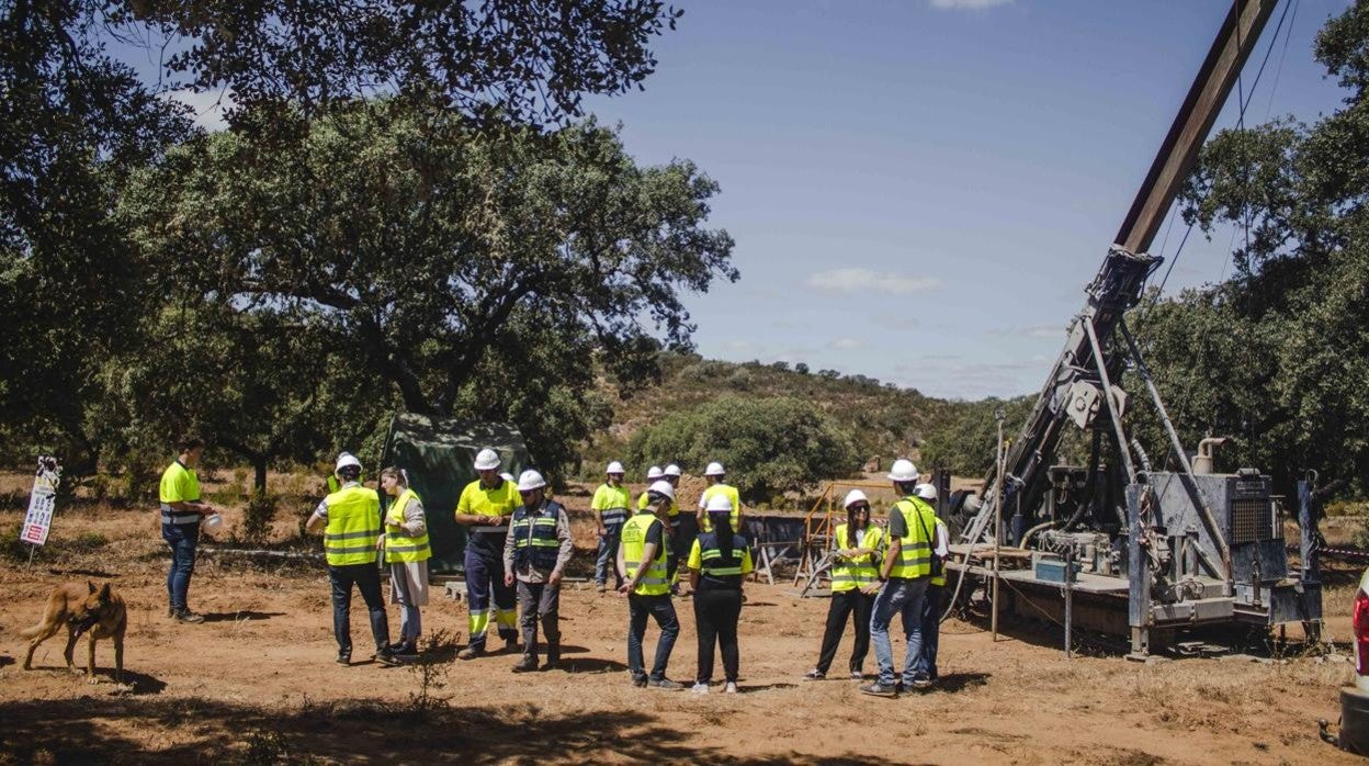 Trabajadores de Emerita trabajan en la zona donde se realiza el sondeo