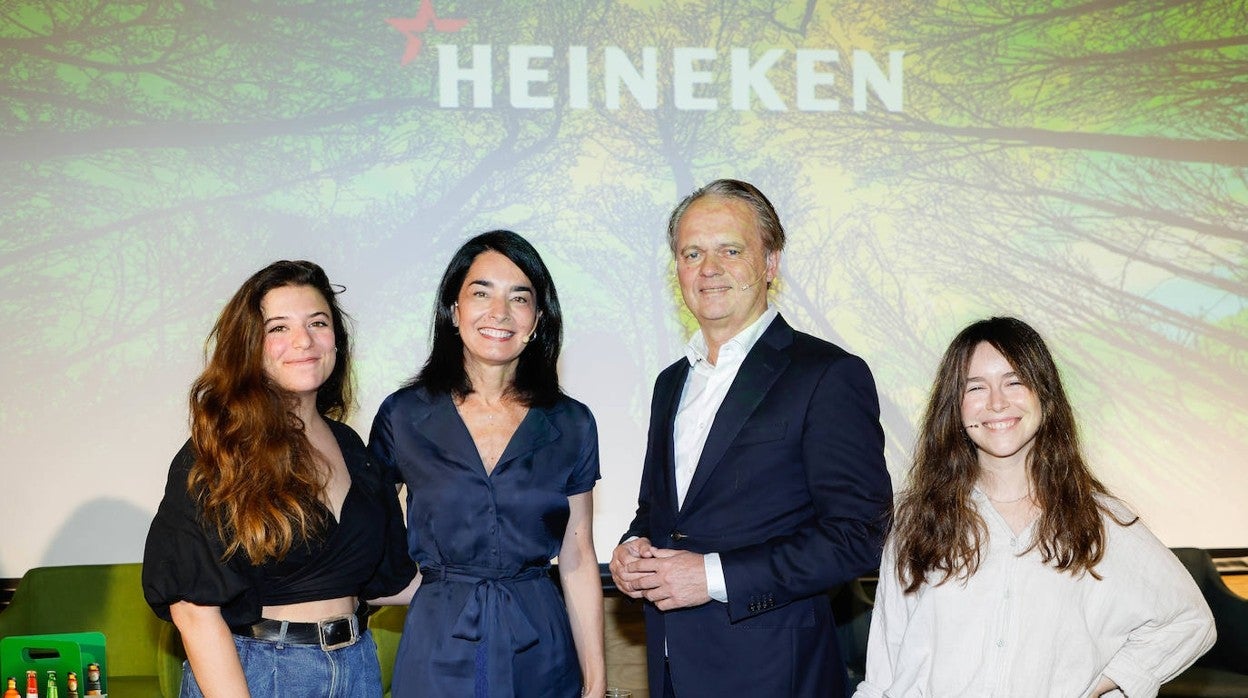 Etienne Strijp, presidente de Heineken España, con otras colaboradoras, en la presentación compromisos de sostenibilidad