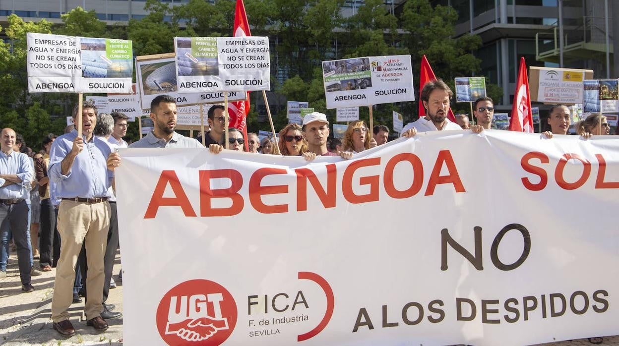 Concentración de trabajadores de Abengoa en Palmas Altas, sede de la compañía sevillana