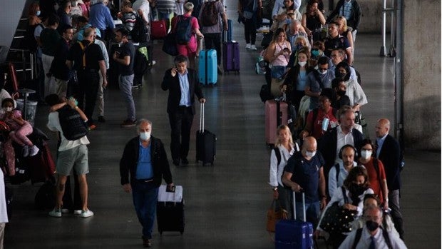 Una tormenta perfecta azota a los aeropuertos a las puertas de la campaña de verano