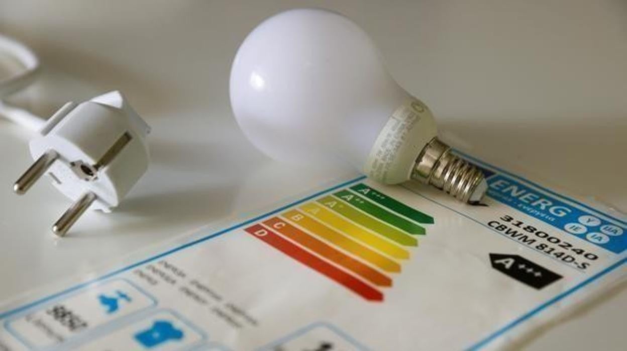 El precio de la luz se encarece este martes un 6,7%, hasta los 214,05 euros/MWh, a espera del tope al gas