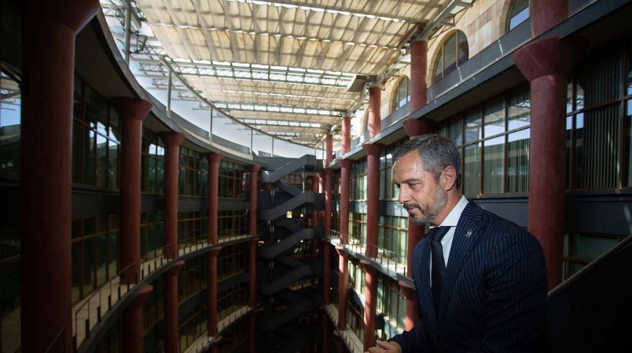 El consejero de Hacienda, Juan Bravo, en el edificio Torretriana