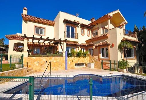 Piscina y porche del chalet en La Línea