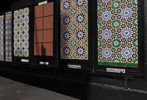 Los comerciantes argelinos publicitan la cerámica y los azulejos españoles con carteles de 'Made in Spain'