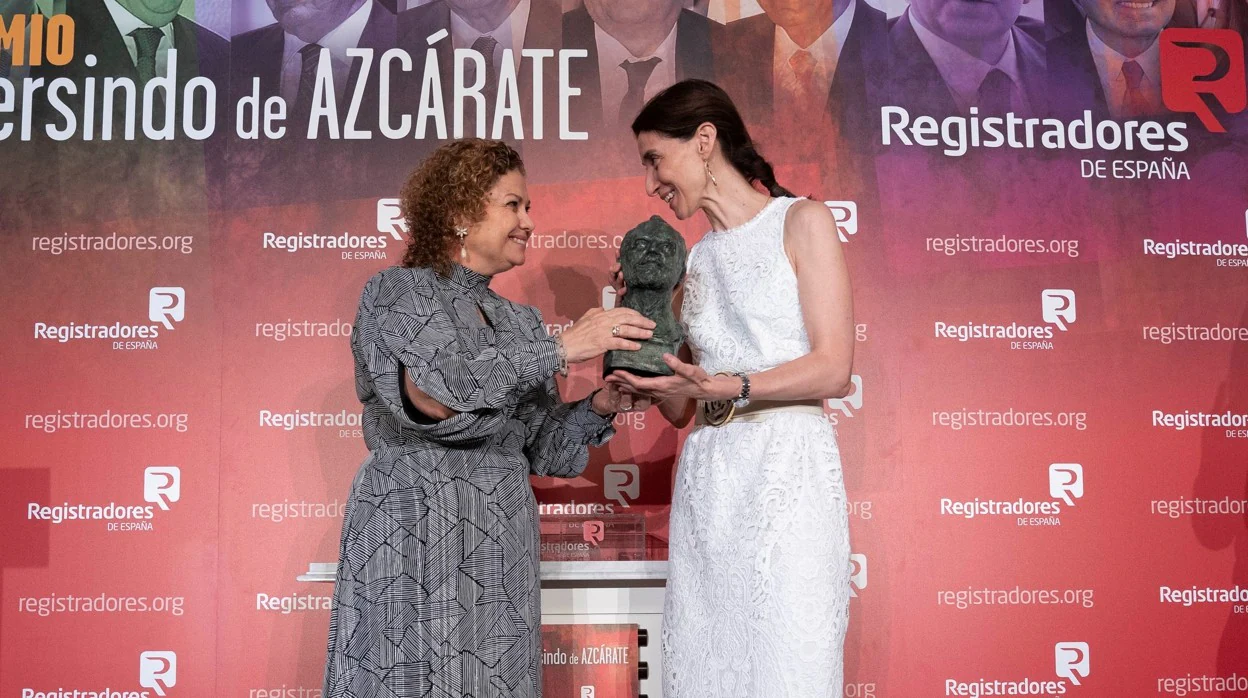 Pilar Llop recibe el galardón de manos de la decana María Emilia Adan