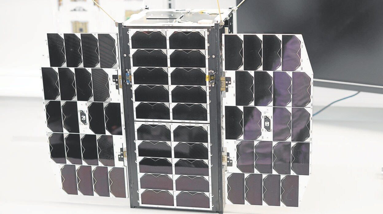 El satélite Urdaneta-Armsat 1 con sus paneles solares desplegados