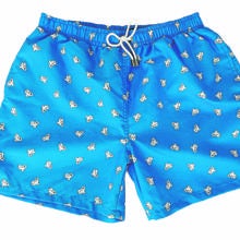 Pepe Pinreles vendió en un día mil pares de calcetines del oso de la Cabalgata de Reyes de Cádiz, que fue carne de meme. Ahora ha creado un bañador