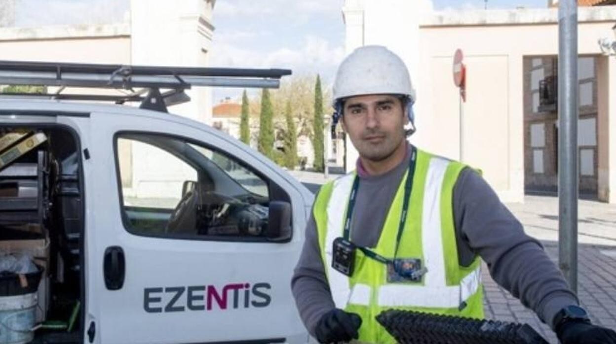 Un técnico de Ezentis, empresa dedicada a la instalación y mantenimiento de las infraestructuras energéticas y de telecomunicaciones