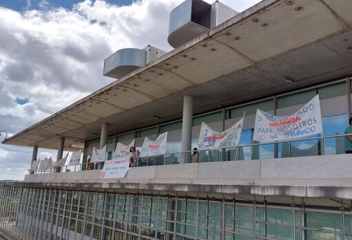En la sede de Abengoa en el Campus Tecnológico Palmas Altas de Sevilla cuelgan este miércoles pancartas pidiendo al Gobierno el rescate público